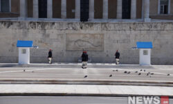 Η αλλαγή φρουράς στο Μνημείο του Άγνωστου Στρατιώτη στις μέρες του κοροναϊού