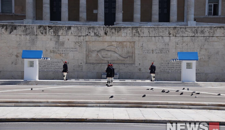 Η αλλαγή φρουράς στο Μνημείο του Άγνωστου Στρατιώτη στις μέρες του κοροναϊού