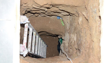 Εικόνες από το τούνελ και τον οπλισμό που εντόπισε η Αντιτρομοκρατική σε Σεπόλια και Εξάρχεια
