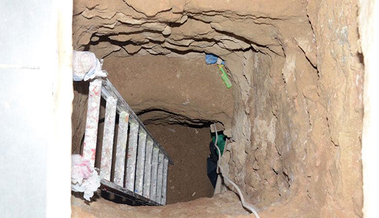 Εικόνες από το τούνελ και τον οπλισμό που εντόπισε η Αντιτρομοκρατική σε Σεπόλια και Εξάρχεια