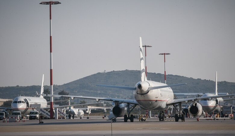 Μαζικά επιστρέφουν Έλληνες από το εξωτερικό με έκτακτες πτήσεις