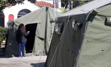 Κορονοϊός: Στήθηκαν στρατιωτικές σκηνές σε νοσοκομείο της Θεσσαλονίκης