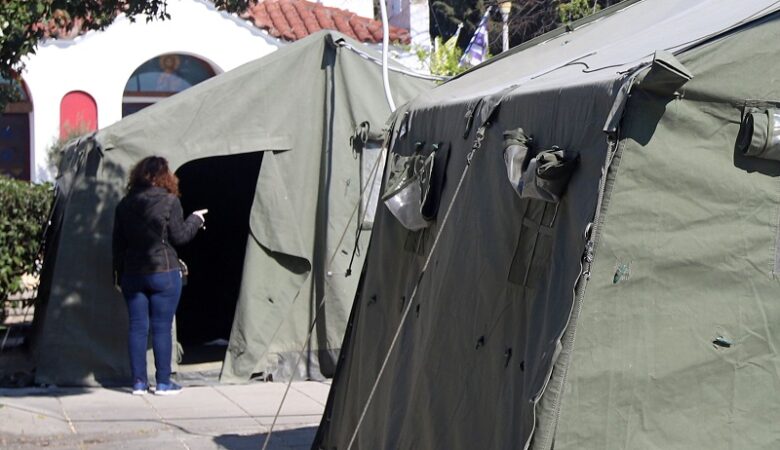 Κορονοϊός: Στήθηκαν στρατιωτικές σκηνές σε νοσοκομείο της Θεσσαλονίκης
