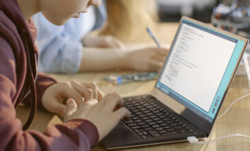 «Ηλεκτρονικό κουδούνι» για γυμνάσια και λύκεια από σήμερα – Πόσο θα διαρκούν τα μαθήματα