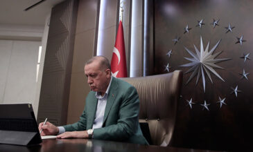 Κορονοϊός: Σε «εθελοντική καραντίνα» κάλεσε τους Τούρκους ο Ερντογάν