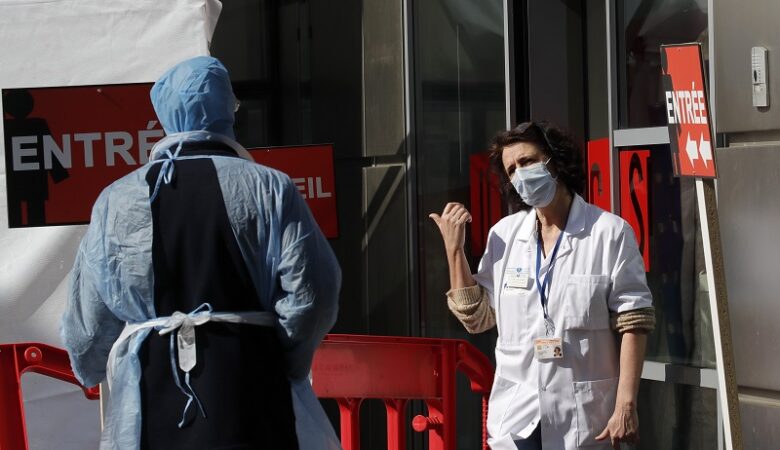Η Γαλλία επιβάλλει τη μάσκα στις τράπεζες και τα καταστήματα από τις 20 Ιουλίου