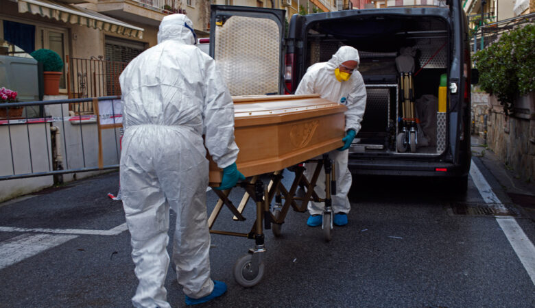 Σοκ στη Νέα Υόρκη: Γραφείο κηδειών διατηρούσε πτώματα σε φροτηγά χωρίς ψύξη