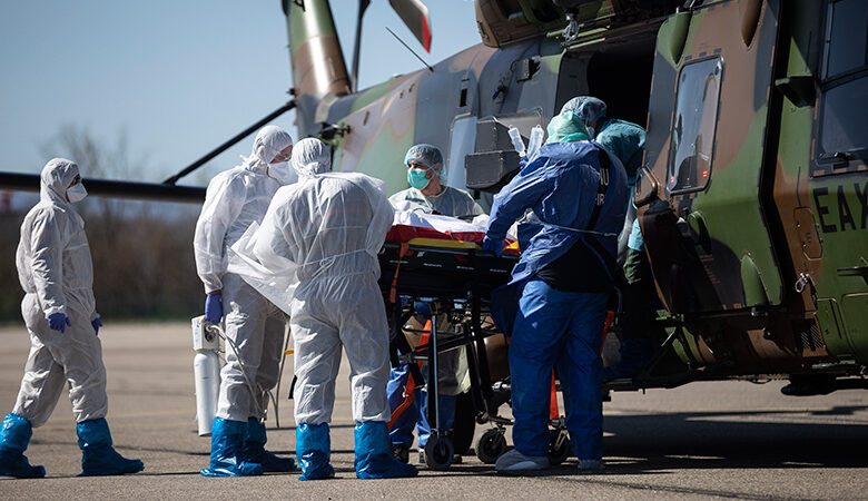 Koροναϊός στη Γαλλία: Με στρατιωτικά ελικόπτερα μεταφέρουν ασθενείς στο εξωτερικό