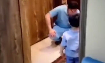Κορονοϊός  – Συγκλονιστικό βίντεο: Γιατρός ξεσπά σε κλάματα γιατί δεν άφησε τον γιο του να τον αγκαλιάσει