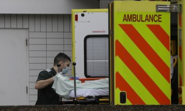 Κορονοϊός: Ρεκόρ θανάτων σε μία ημέρα με 381 νεκρούς στη Βρετανία