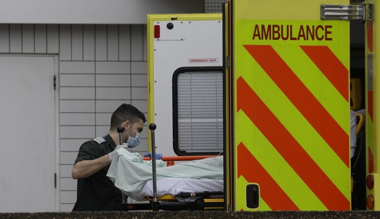 Κορονοϊός: Ρεκόρ θανάτων σε μία ημέρα με 381 νεκρούς στη Βρετανία