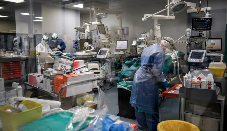 Κορονοϊός: Τρομάζει η πίεση στις εφημερίες των νοσοκομείων