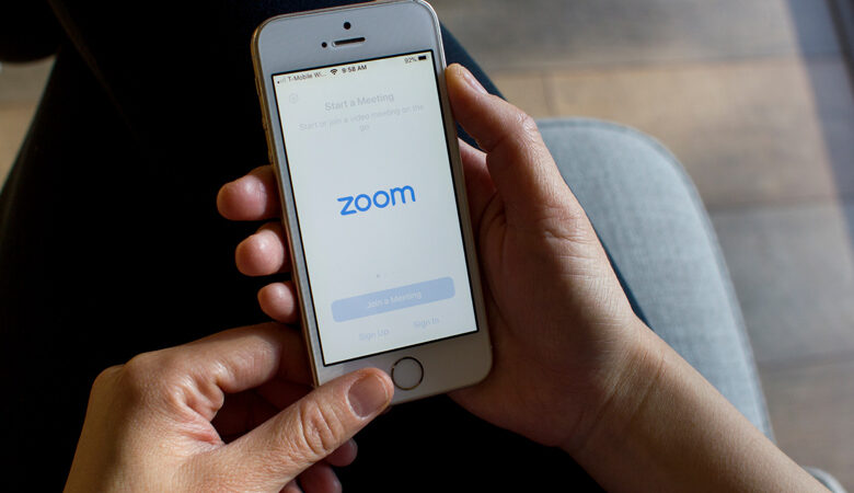 Zoom: Χάκερς «ρίχνουν» τη δημοφιλέστερη πλατφόρμα βιντεοδιασκέψεων
