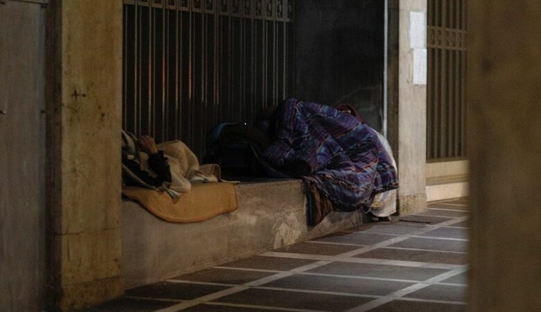 Κορονοϊός: Επέβαλαν πρόστιμο σε άστεγο για παραβίαση των μέτρων απαγόρευσης