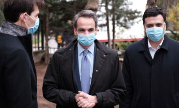 Κορονοϊός: Με μάσκα στο νοσοκομείο «Σωτηρία» ο Κυριάκος Μητσοτάκης
