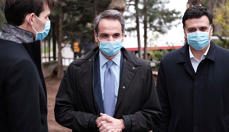 Κορονοϊός: Με μάσκα στο νοσοκομείο «Σωτηρία» ο Κυριάκος Μητσοτάκης