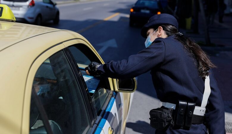 Επιβάτης ταξί απείλησε αστυνομικό ότι θα φτερνιστεί στο πρόσωπό της