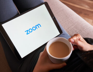 «Πόλεμος» Google – Zoom, ο ρόλος Ελληνοαμερικανού πρώην υπευθύνου κυβερνοασφάλειας του Facebook