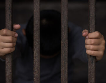 Ασυνόδευτο προσφυγόπουλο 10 ετών έμεινε ενάμιση μήνα σε κελί Αστυνομικού Τμήματος