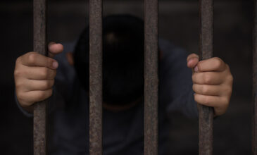 Ασυνόδευτο προσφυγόπουλο 10 ετών έμεινε ενάμιση μήνα σε κελί Αστυνομικού Τμήματος
