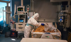 Κορονοϊός: Αύξηση της θετικότητας – Οκτώ νέοι θάνατοι, δέκα διασωληνώσεις και 235 εισαγωγές στα νοσοκομεία