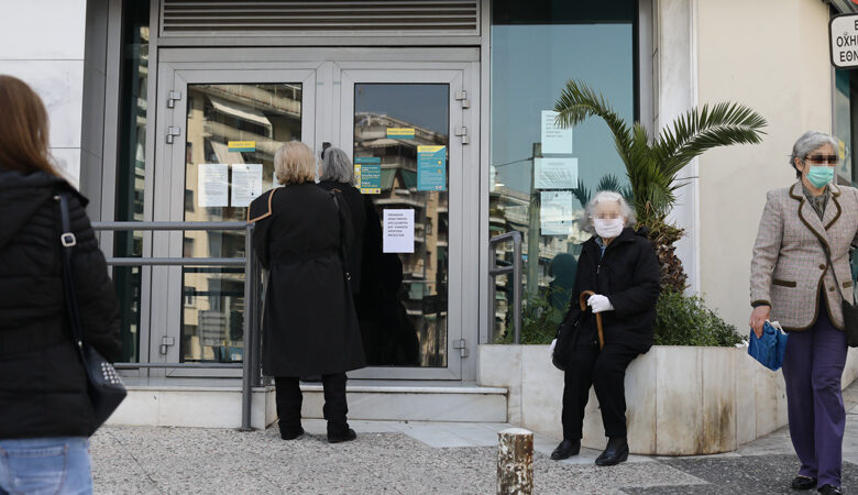 Σοκάρουν τα στοιχεία: Το 61% των Ελλήνων αδυνατεί να πληρώσει τους λογαριασμούς του