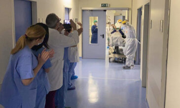 Ασθενής βγαίνει από την εντατική στο Θριάσιο και οι νοσηλευτές ξεσπούν σε χειροκροτήματα – «Σιδερένιος, κύριε Γιώργο»