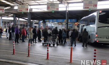 «Συνωστισμός» από δέματα στον σταθμό των ΚΤΕΛ στην Αθήνα