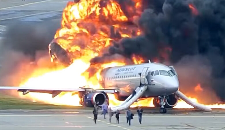 Βίντεο-ντοκουμέντο: Επιβάτες εγκαταλείπουν φλεγόμενο αεροπλάνο στη Ρωσία
