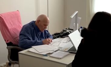 Γιατρός ηλικίας 98 ετών εξακολουθεί να εργάζεται και εξετάζει ασθενείς με κοροναϊό