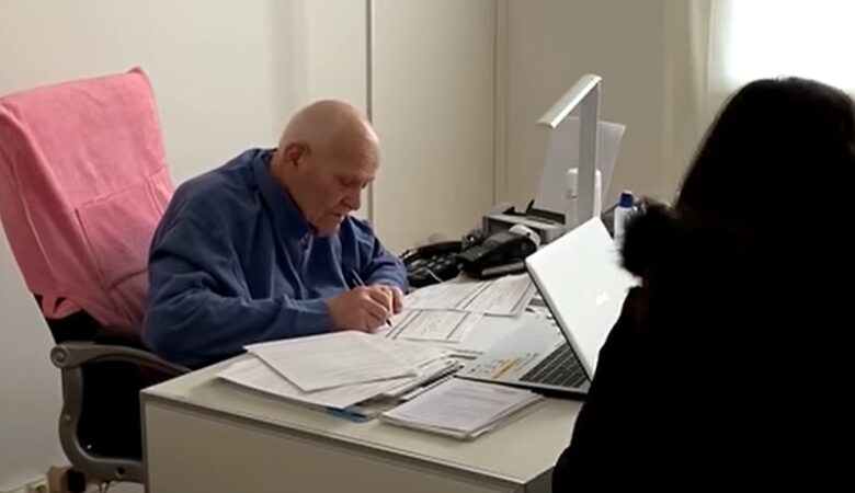 Γιατρός ηλικίας 98 ετών εξακολουθεί να εργάζεται και εξετάζει ασθενείς με κοροναϊό
