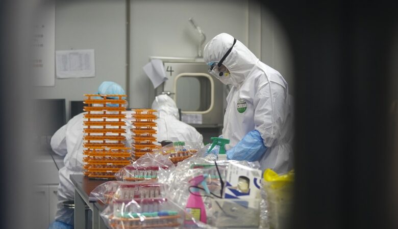 Κορονοϊός: Πότε αρχίζει να μεταδίδεται ο ιός σύμφωνα με επιστημονική μελέτη