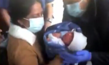 Κορονοϊός: Μητέρα ήταν σε κώμα και πήρε το μωρό της αγκαλιά πρώτη φορά