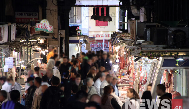 Πλήθος κόσμου στη Βαρβάκειο αγορά για τις πασχαλινές αγορές