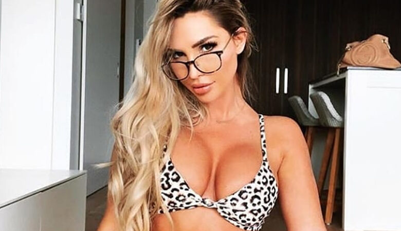 Η Rosanna Arkle φέρνει το καλοκαίρι με καυτές ημίγυμνες πόζες