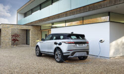 Τα νέα υβριδικά Range Rover Evoque και Land Rover Discovery Sport