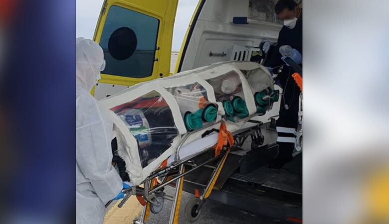 Η μεταφορά 39χρονου ασθενή από την Κρήτη με την ειδική κάψουλα αρνητικής πίεσης – Δείτε τις εικόνες
