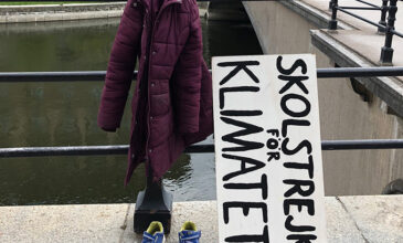 Κορονοϊός: Διαδήλωσαν κατά της κλιματικής αλλαγής αφήνοντας παπούτσια στο δρόμο