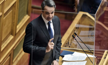 Μητσοτάκης σε… πλεξιγκλάς: Έτσι έγινε η ομιλία του στη Βουλή, δείτε τις  φωτογραφίες – News.gr