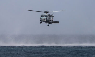 Ελικόπτερο του Πολεμικού Ναυτικού στις έρευνες για τους έξι αγνοούμενους