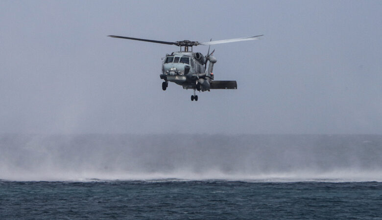 Ελικόπτερο του Πολεμικού Ναυτικού στις έρευνες για τους έξι αγνοούμενους