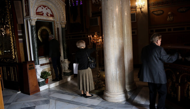 Σύνδεσμος Κληρικών Ελλάδος: Ανοίξτε τις εκκλησίες στις γιορτές – Καταστρατηγείται η αρχή της ισότητας