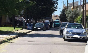 Πλήθος κόσμου στην κηδεία του 50χρονου Ρομά που πέθανε από κοροναϊό στη Λάρισα