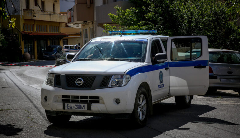 Ηράκλειο: Άγνωστοι «γάζωσαν» με όπλα τρία αυτοκίνητα μιας οικογένειας