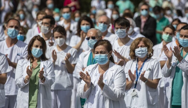 Κορονοϊός: Η Ισπανία τιμάει τους 28.400 νεκρούς από τον ιό