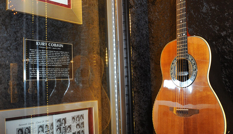H διάσημη κιθάρα του Κερτ Κομπέιν δημοπρατείται σε τιμή-ρεκόρ