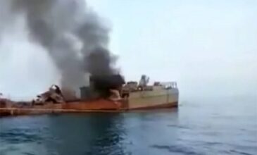 Βίντεο με το φλεγόμενο ιρανικό πλοίο μετά από χτύπημα πυραύλου