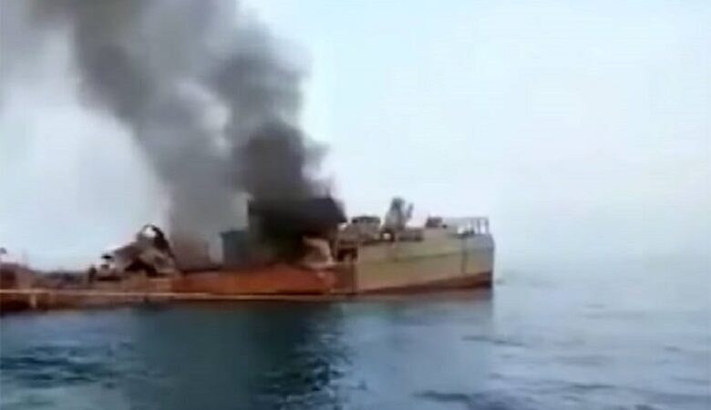 Βίντεο με το φλεγόμενο ιρανικό πλοίο μετά από χτύπημα πυραύλου