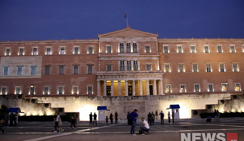 Φωταγωγήθηκε η Βουλή για την Παγκόσμια Ημέρα Νοσηλευτή 