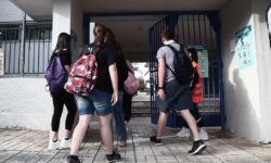 Κόκκινος συναγερμός στη Λέσβο με πολλά κρούσματα στα σχολεία – Σκέψεις για μίνι lockdown